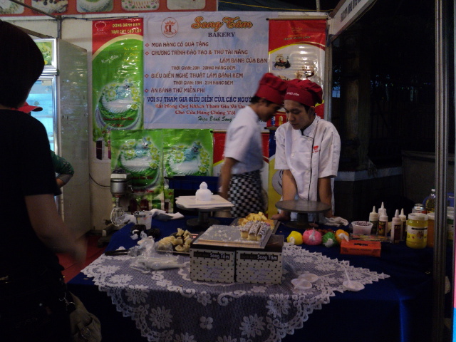 Nhất Hương hỗ trợ khách hàng festival huế 2012 05