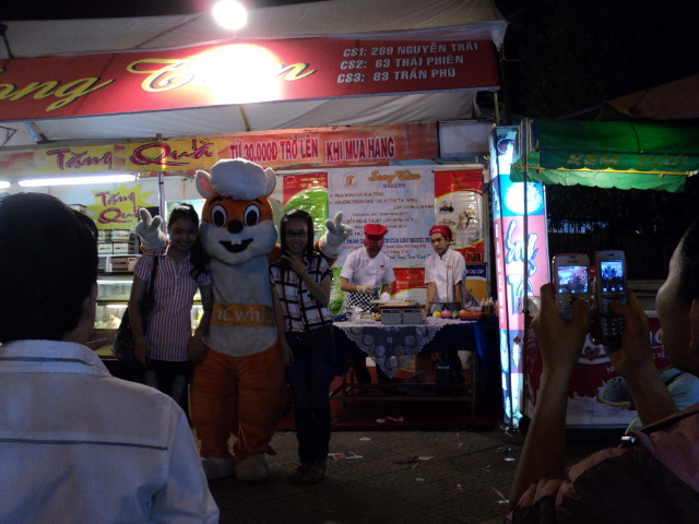 Nhất Hương hỗ trợ khách hàng festival huế 2012 06