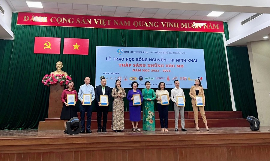 TÂN NHẤT HƯƠNG TÀI TRỢ HỌC BỔNG NGUYỄN THỊ MINH KHAI “THẮP SÁNG NHỮNG ƯỚC MƠ” NIÊN HỌC 2023 - 2024