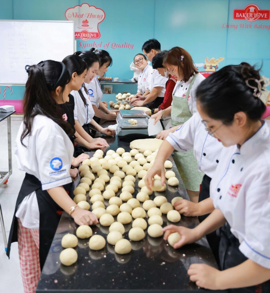 NHẤT HƯƠNG VÀ HÀNH TRÌNH "LAN TỎA YÊU THƯƠNG": CHUNG SỨC, SẺ CHIA CÙNG ĐỒNG BÀO CÁC VÙNG BỊ THIÊN TAI