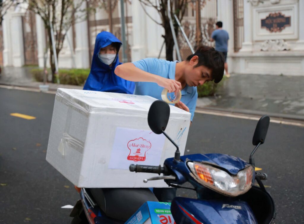 NHẤT HƯƠNG VÀ HÀNH TRÌNH "LAN TỎA YÊU THƯƠNG": CHUNG SỨC, SẺ CHIA CÙNG ĐỒNG BÀO CÁC VÙNG BỊ THIÊN TAI